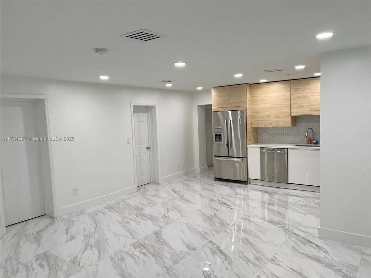 4337 Sw 49th St - Photo 3 of 8