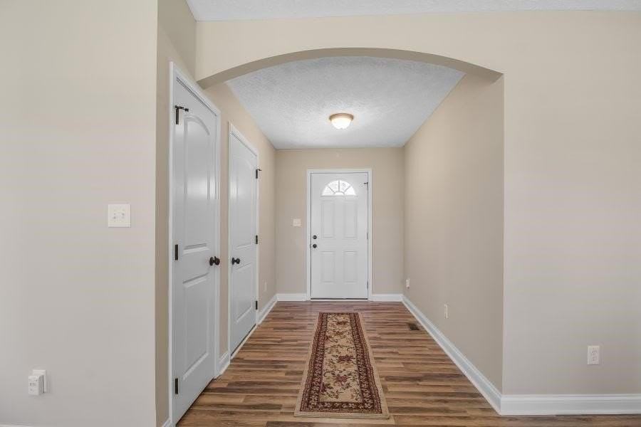 418 Lansing Ln - Photo 2 of 14