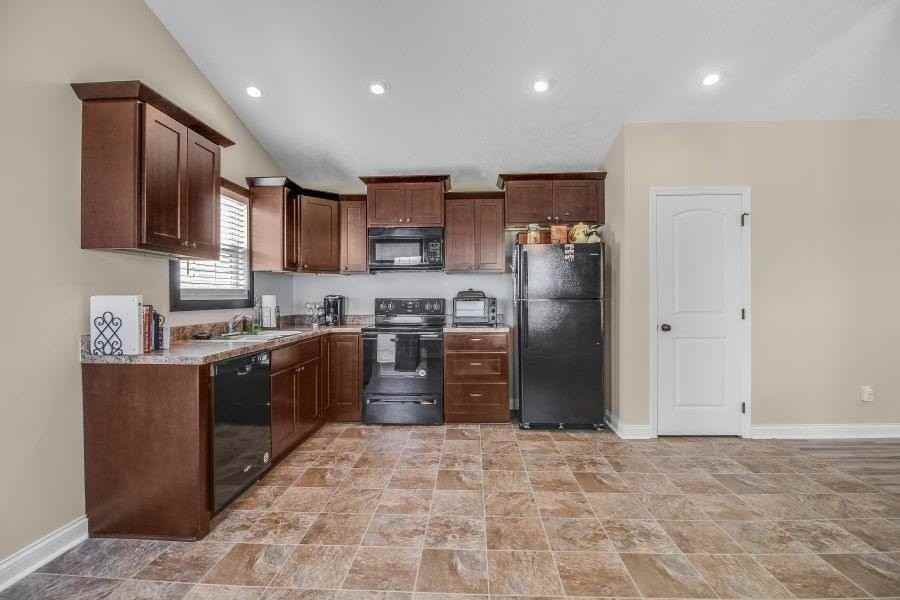 418 Lansing Ln - Photo 4 of 14