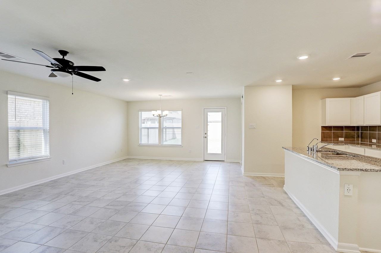 28410 Bobcat Bayou Dr - Photo 3 of 10