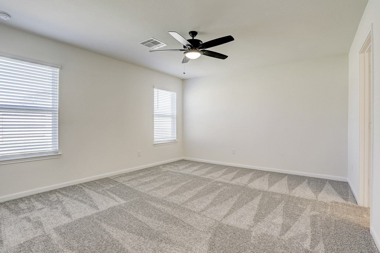 28410 Bobcat Bayou Dr - Photo 5 of 10