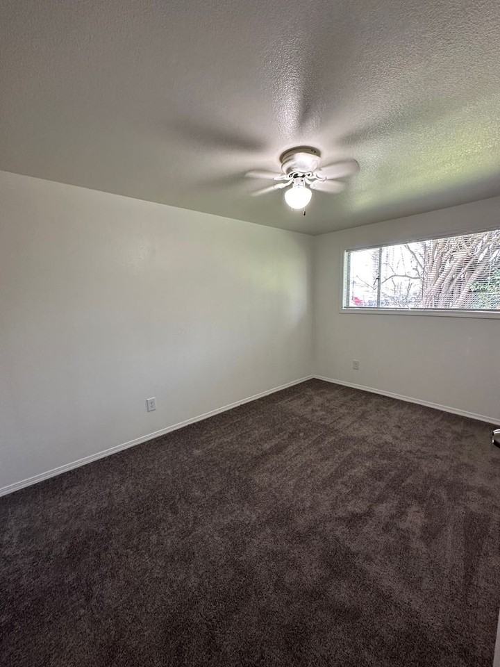 609 Shattuck Ave S #7 - Photo 7 of 10