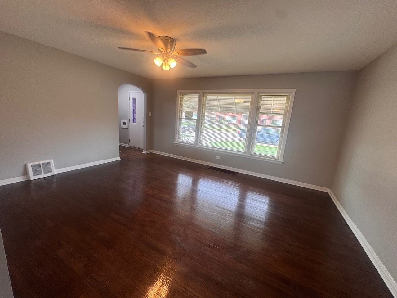 10945 S Green St - Photo 3 of 19