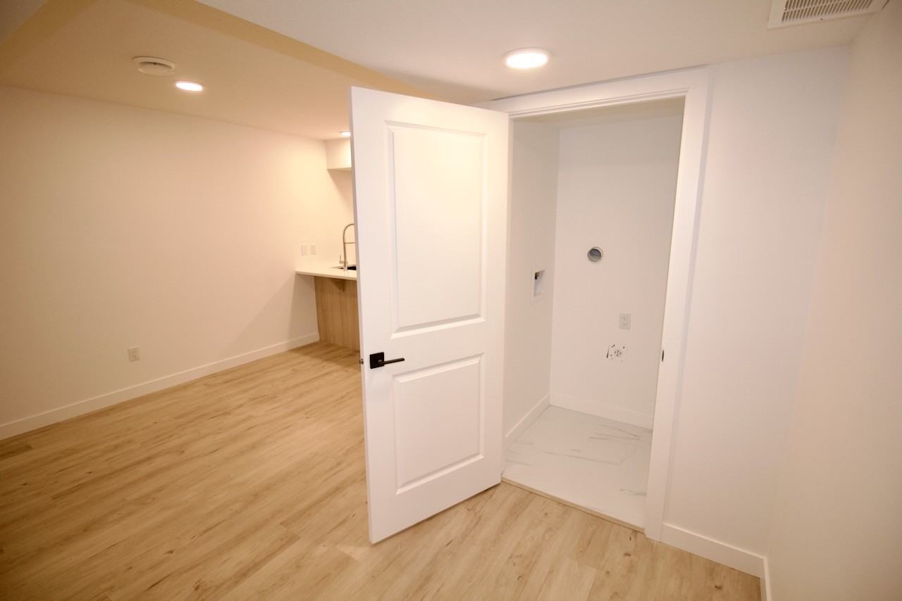 6326 Bsmt27 Ave Sw - Photo 5 of 13