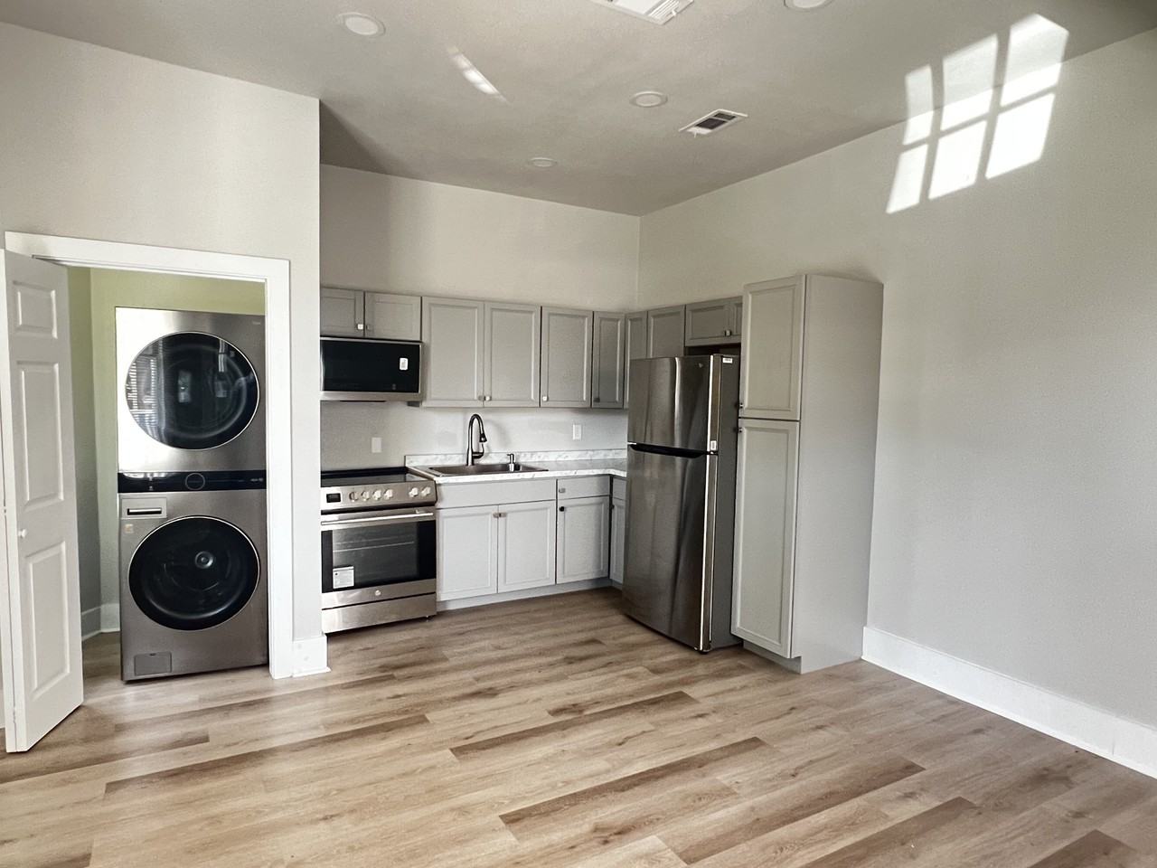 1717 Bynum Ave - Photo 3 of 10