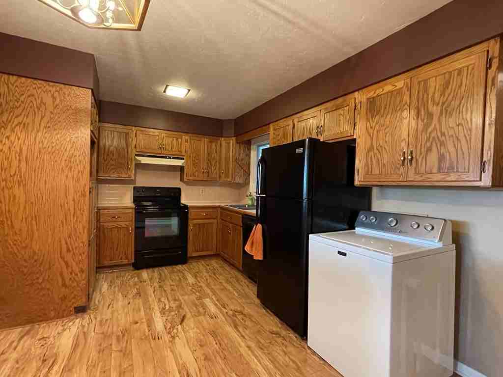 1537 Shepard Pl - Photo 3 of 12