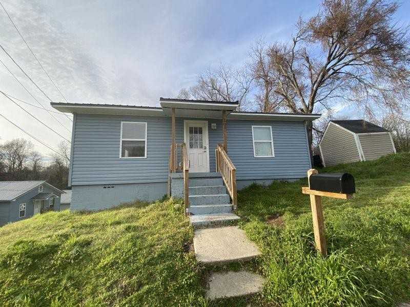 108 Young Ave Sw - Photo 2 of 9