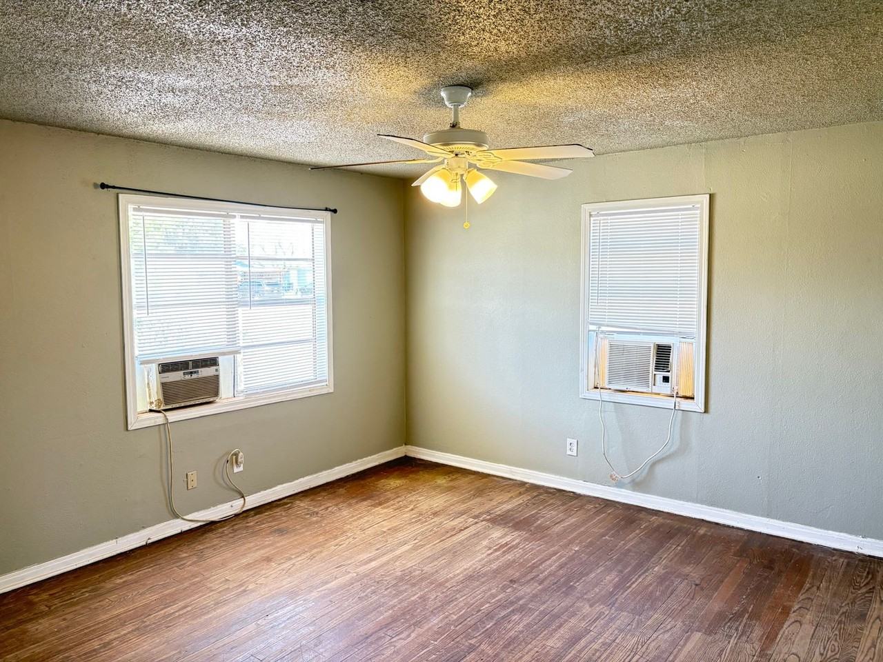 1704 E 29th St - Photo 4 of 12