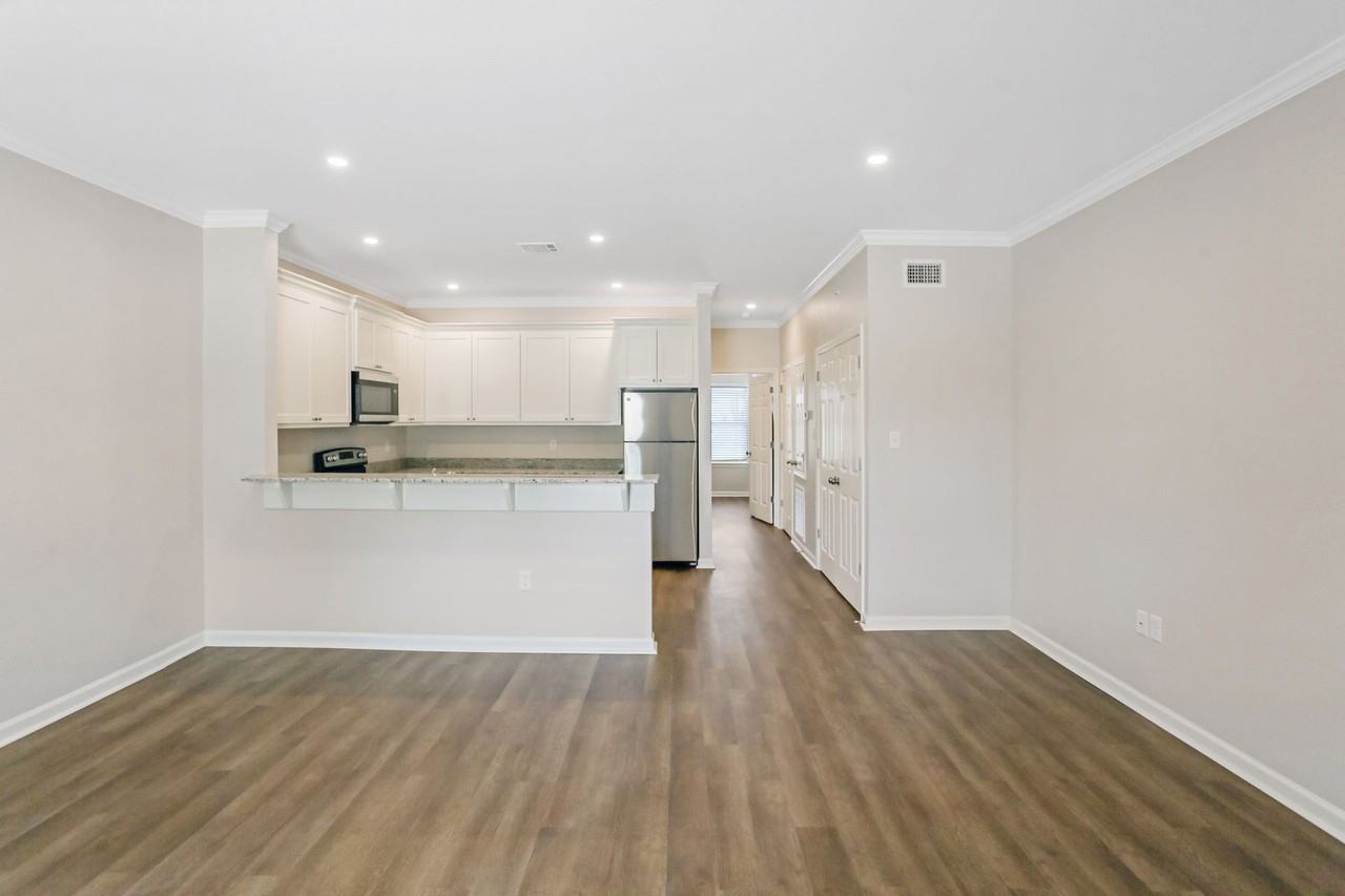 1815 Elm Street (St Andrews) - Photo 4 of 6