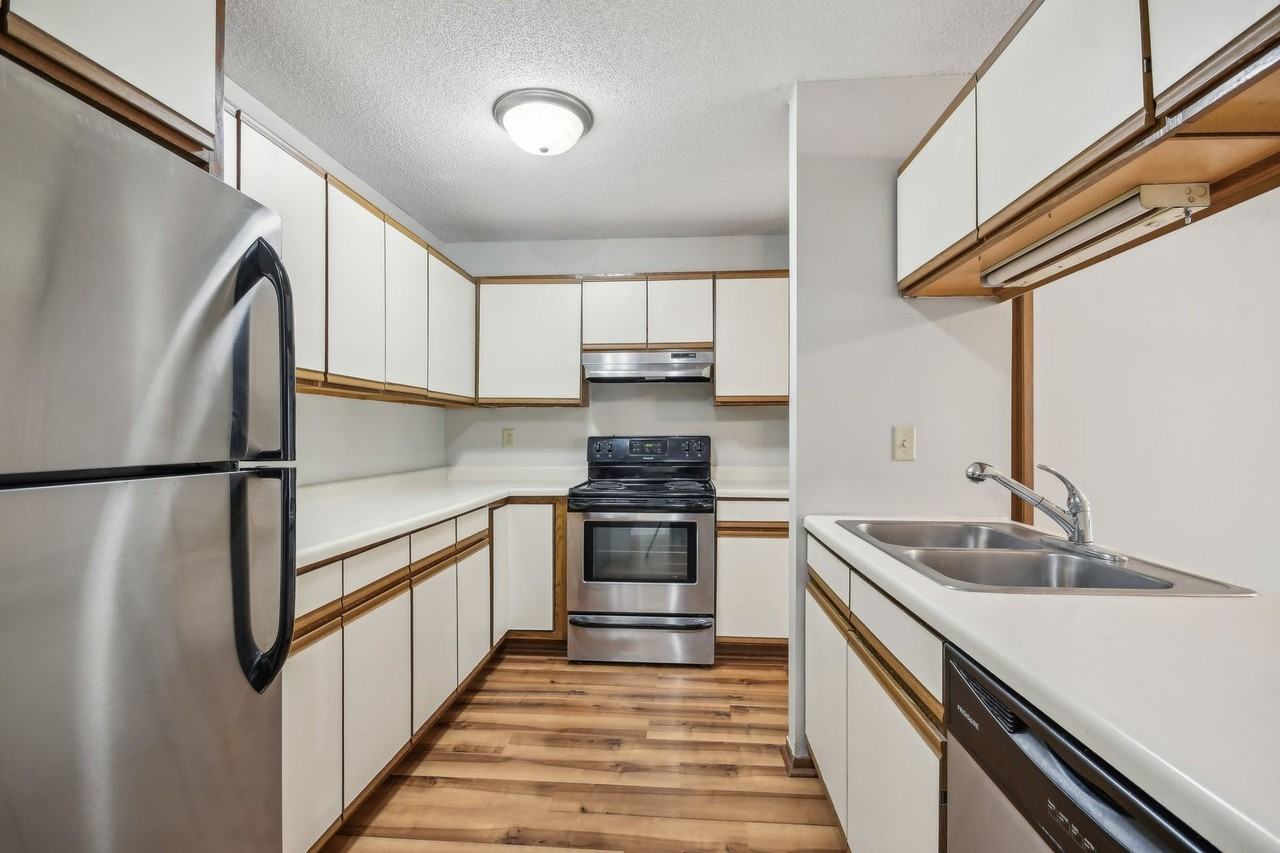 Cloverleaf Park Apartments - Photo 7 of 10