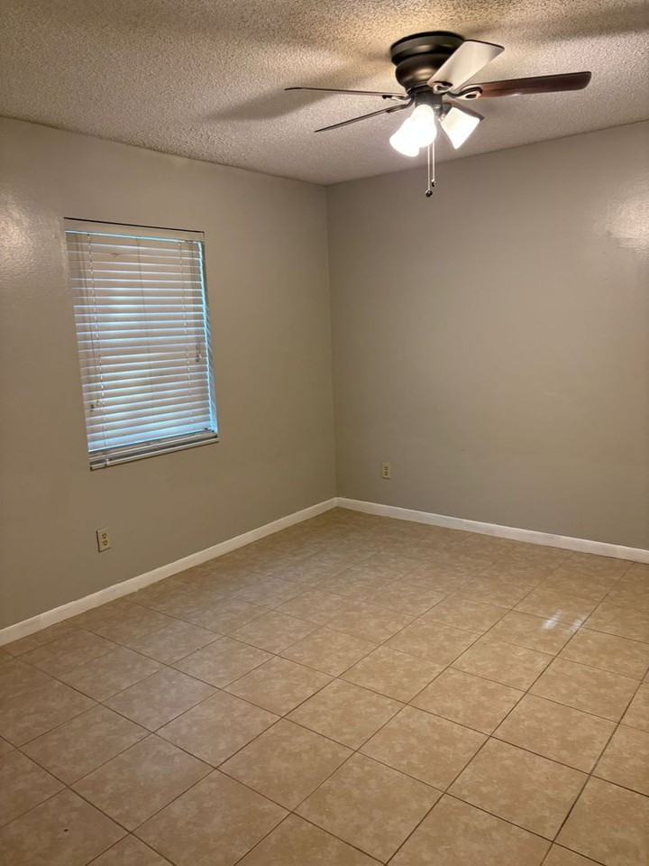 4930 4th St - Photo 4 of 17