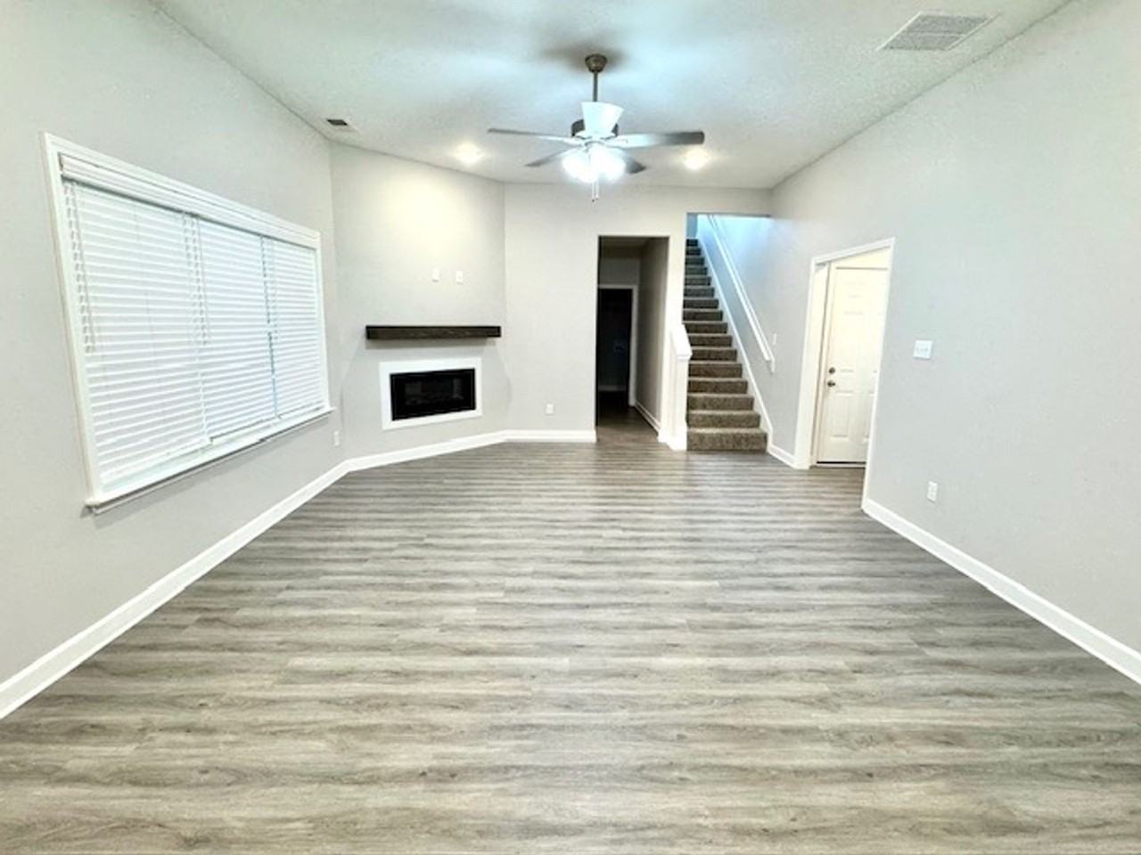 392 Crimsonwood Dr - Photo 2 of 12