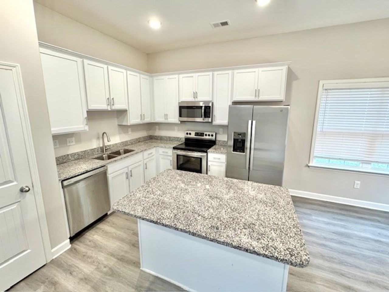 392 Crimsonwood Dr - Photo 3 of 12