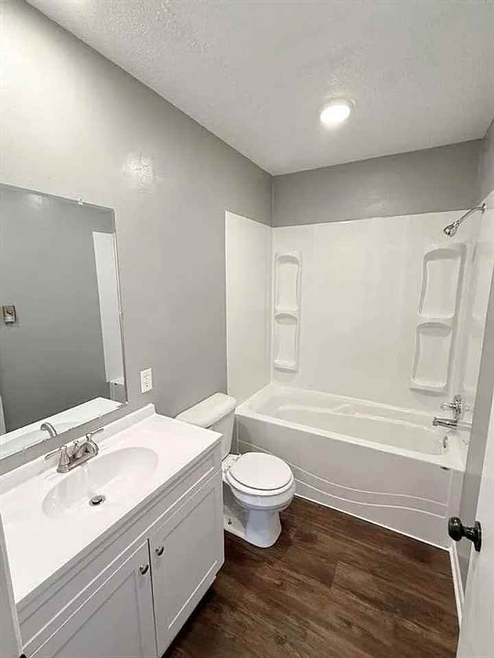 405 S College St - Photo 2 of 10