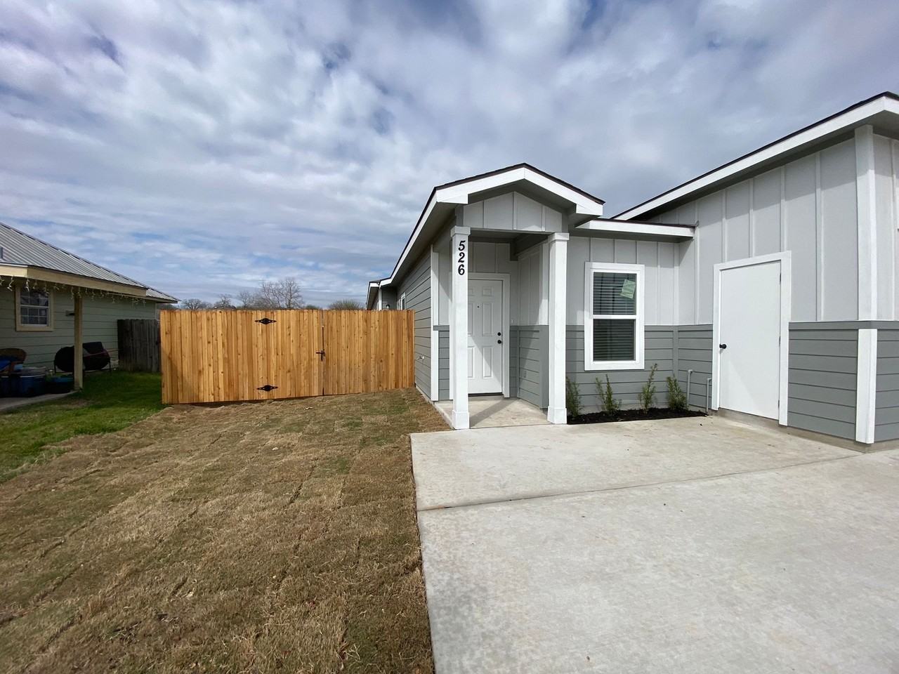 526 E Baxter St - Photo 3 of 43