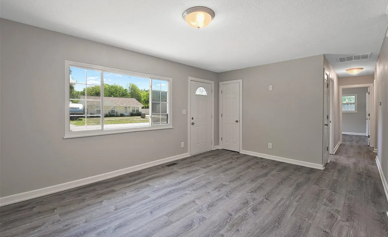 1305 Centennial Dr - Photo 3 of 17