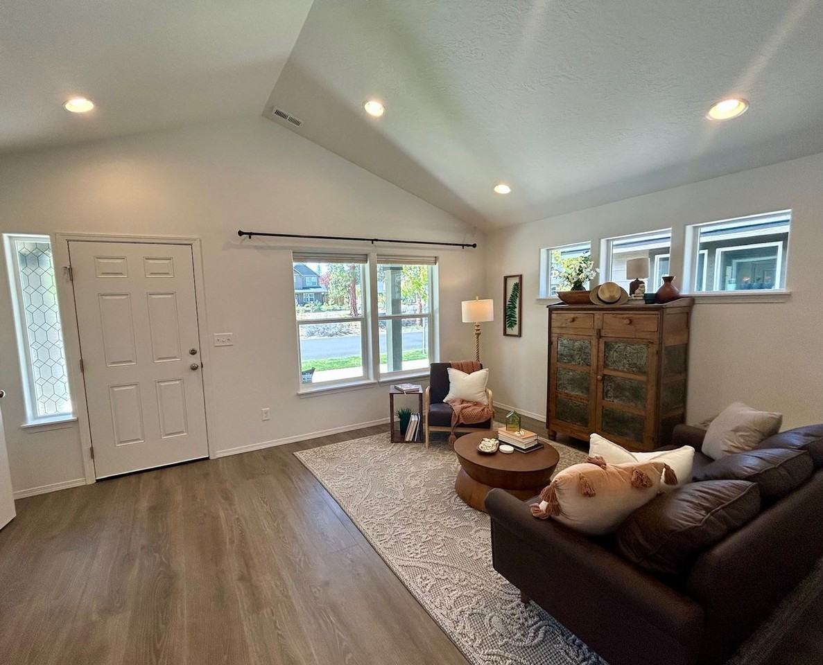 938 Trinity Way - Photo 3 of 13