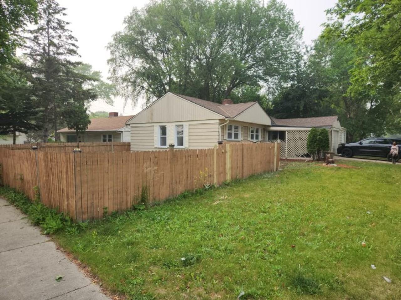 5643 N 58th St - Photo 3 of 10