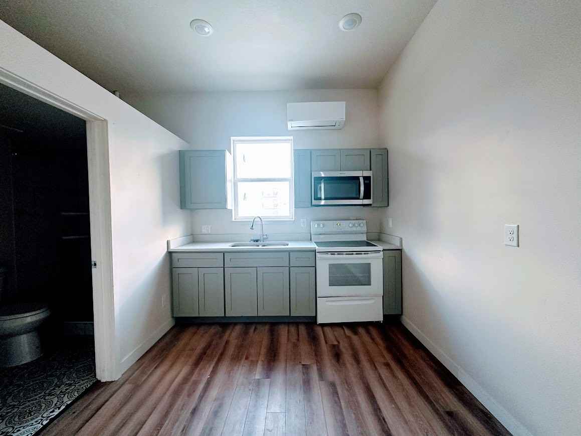 321 27th St #4 - Photo 3 of 11