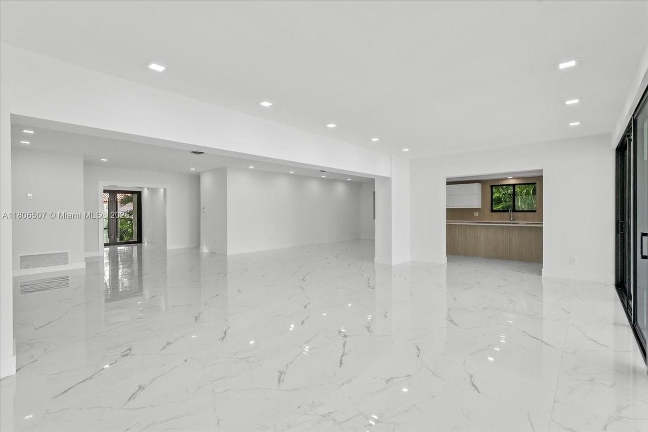 112 E 1st Ct - Photo 3 of 30