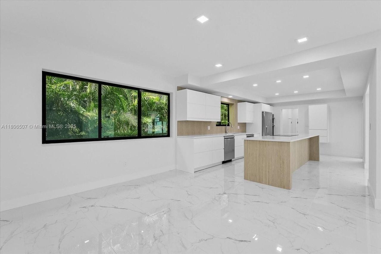 112 E 1st Ct - Photo 5 of 30