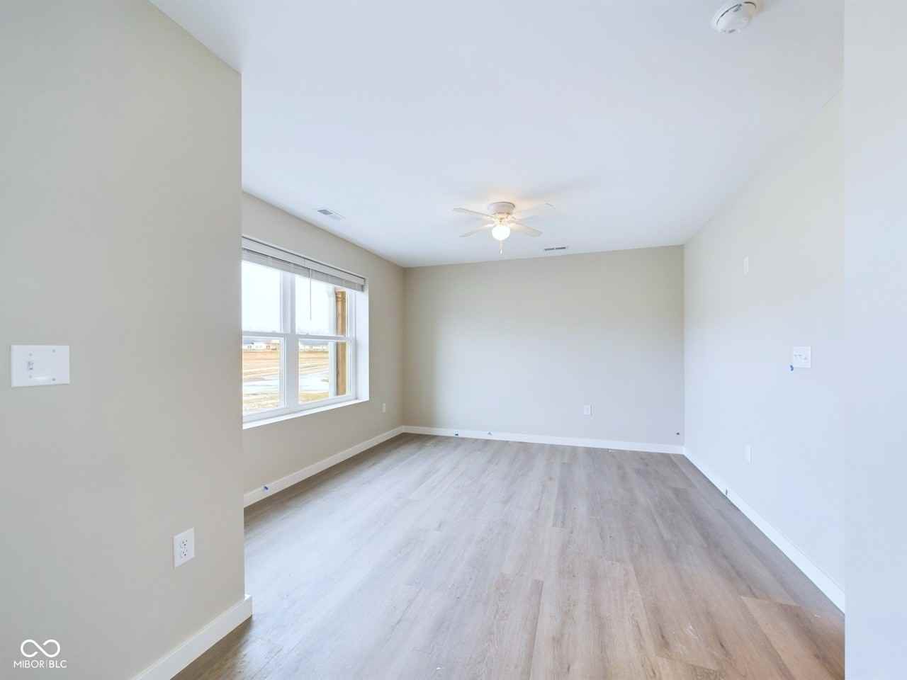 10149 W Sherry Ln - Photo 3 of 26