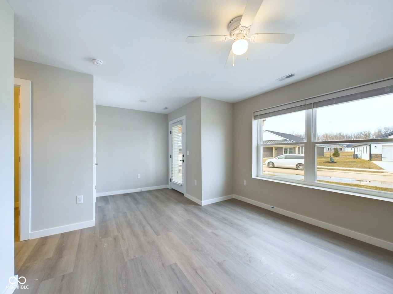 10149 W Sherry Ln - Photo 4 of 26