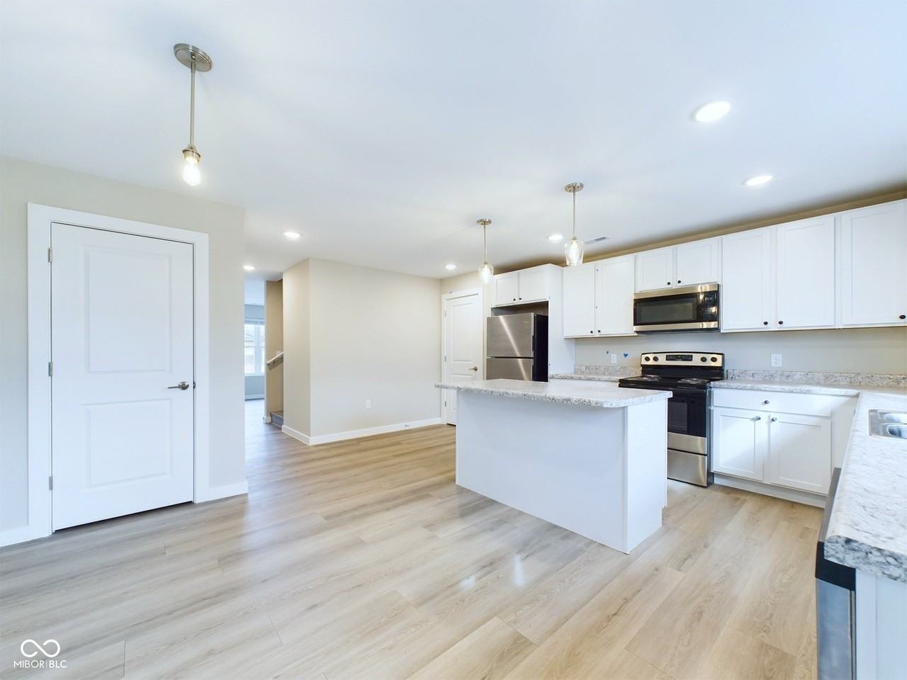 10149 W Sherry Ln - Photo 5 of 26