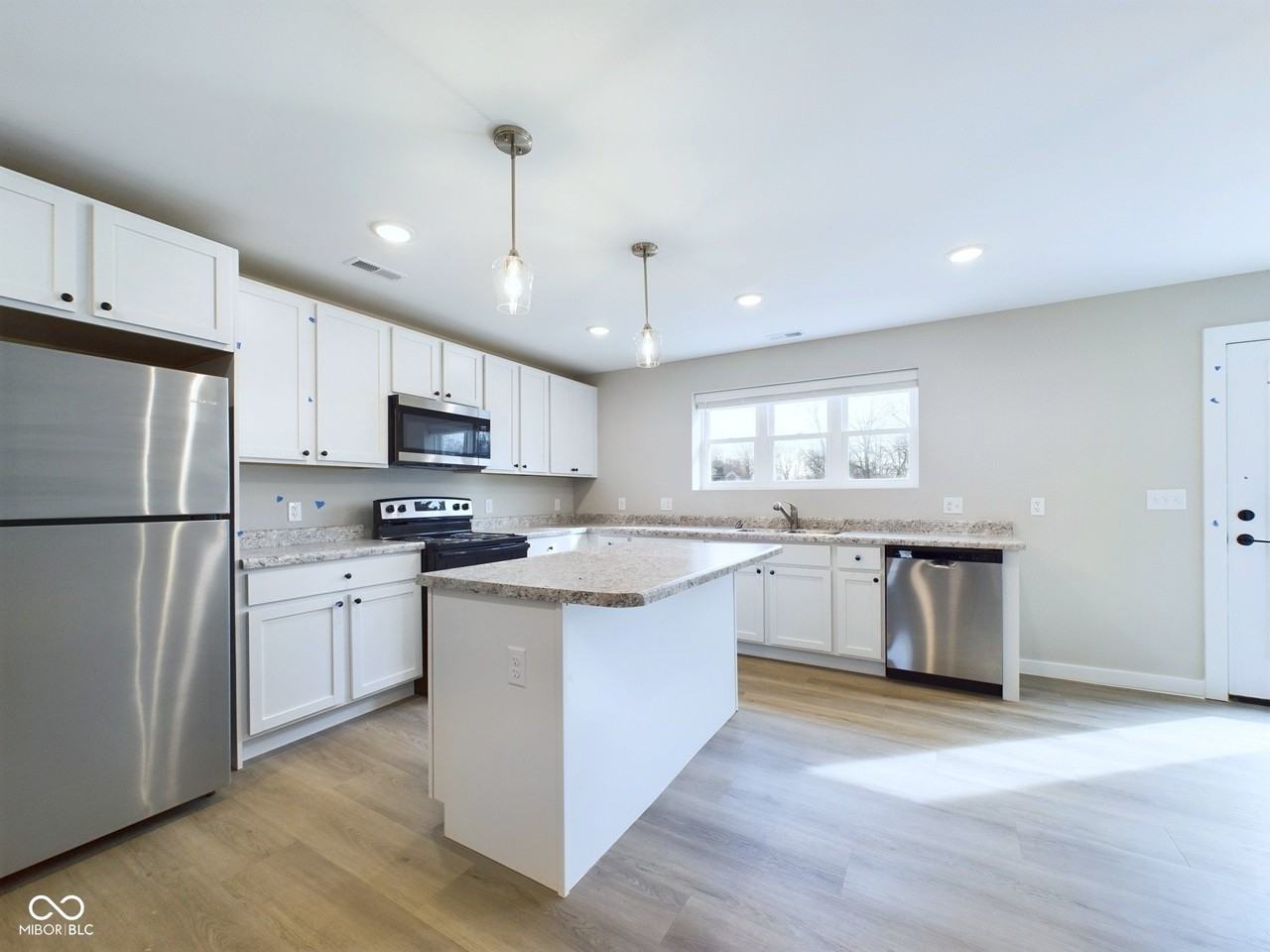 10149 W Sherry Ln - Photo 7 of 26