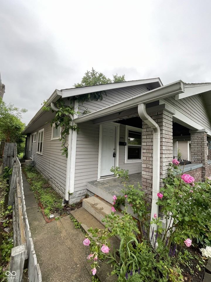 890 N Gladstone Ave - Photo 2 of 15