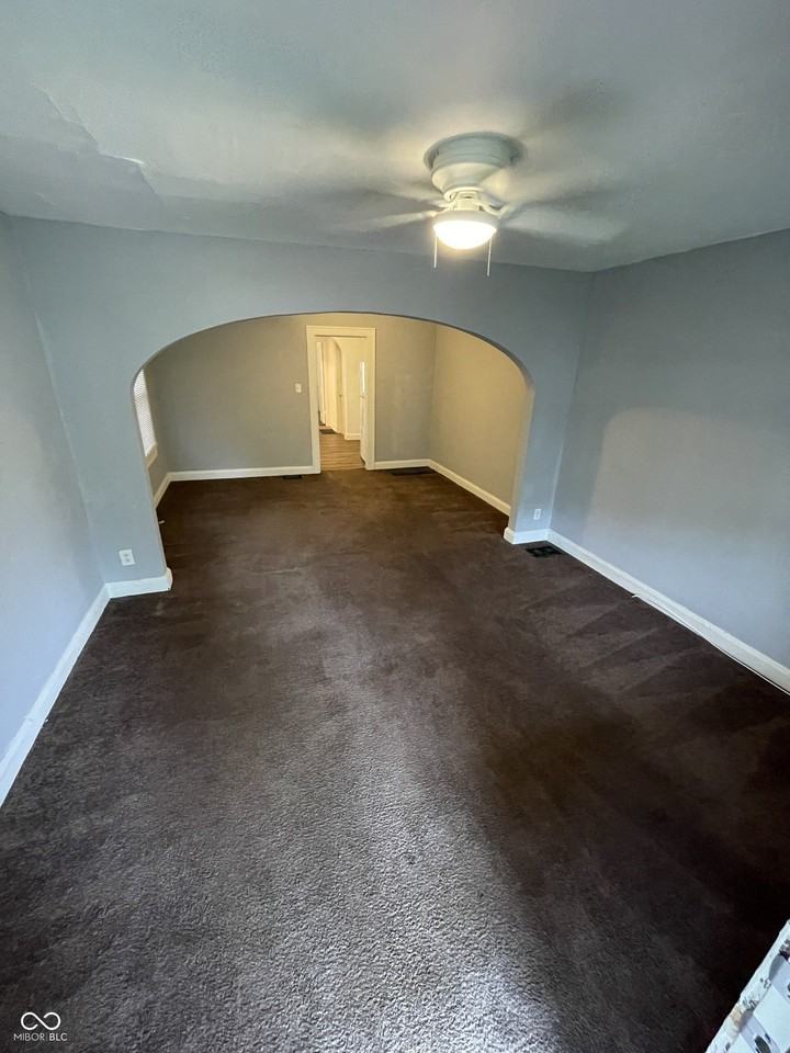 890 N Gladstone Ave - Photo 4 of 15