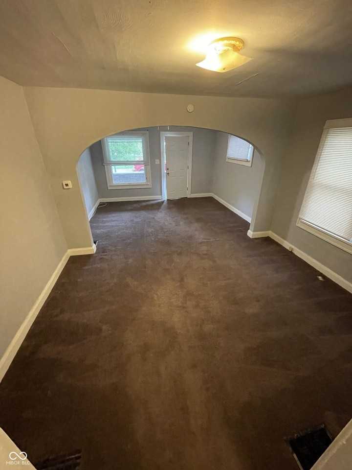 890 N Gladstone Ave - Photo 7 of 15