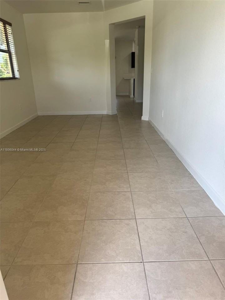 3737 Se 2nd Dr - Photo 4 of 15