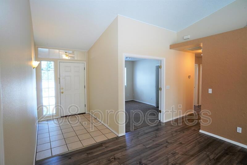 452 S Jolinda Ave - Photo 3 of 26