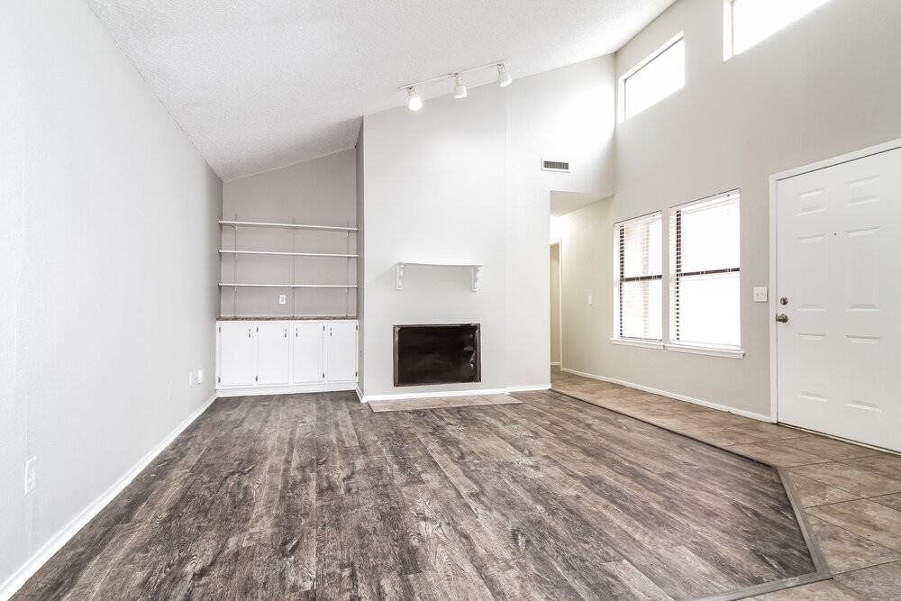 1905 Oakhurst Ave - Photo 3 of 16