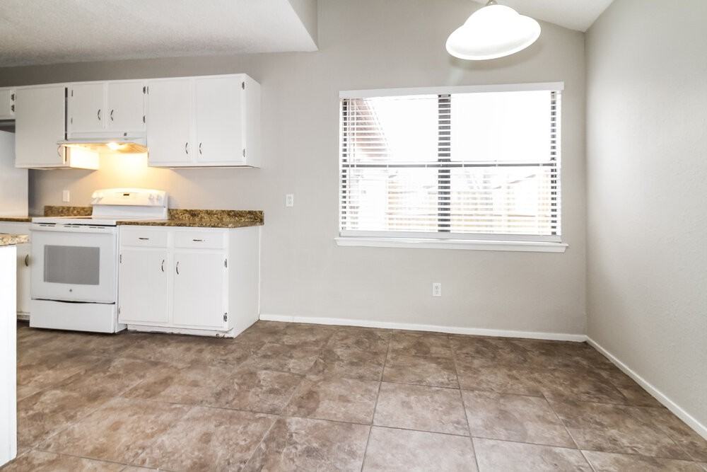 1905 Oakhurst Ave - Photo 5 of 16