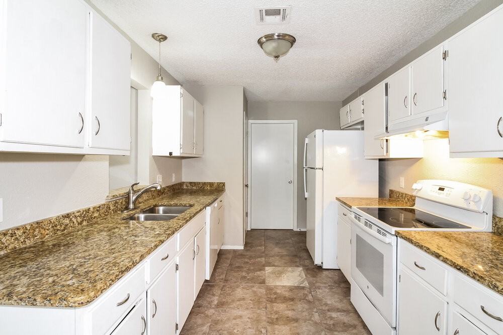 1905 Oakhurst Ave - Photo 6 of 16