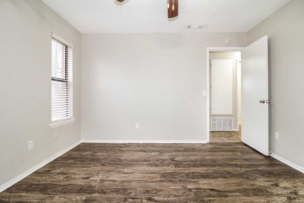 1905 Oakhurst Ave - Photo 7 of 16