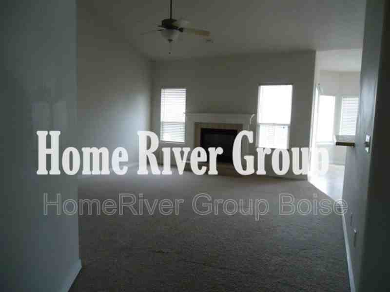 378 E Washakie St - Photo 4 of 18