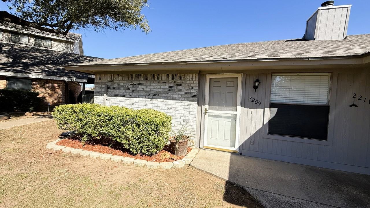 2209 Madrid Ct - Photo 2 of 19