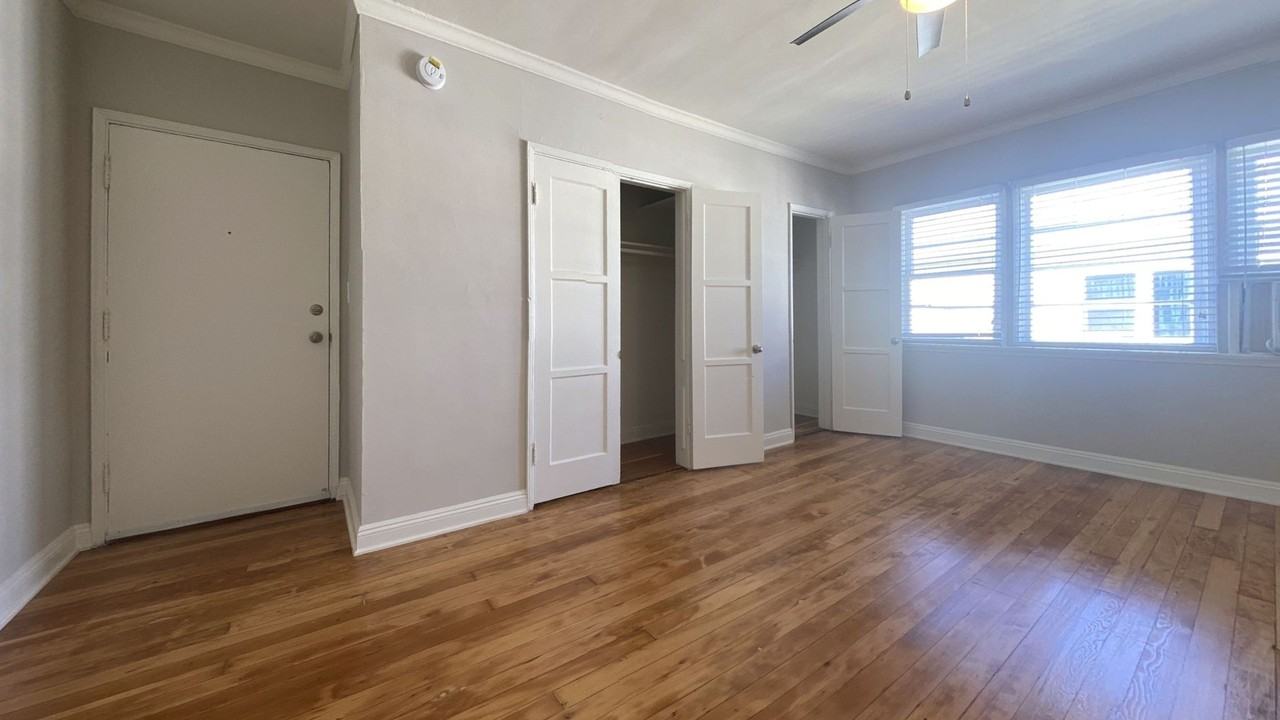 3605 W Adams Blvd #4 - Photo 5 of 8