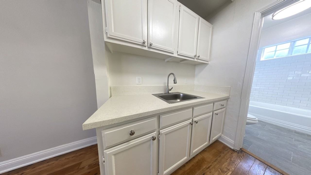 3605 W Adams Blvd #4 - Photo 6 of 8