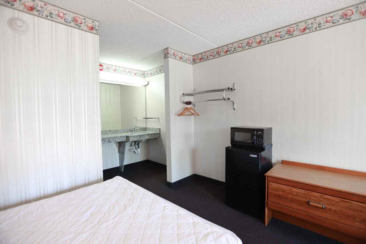 Express Inn - Photo 3 of 24