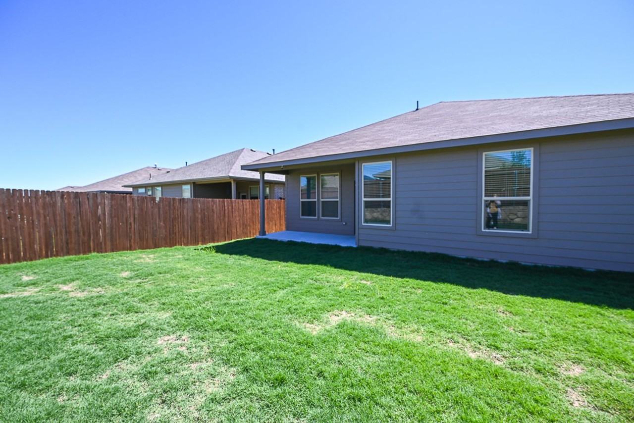 121 Hollytree Ln - Photo 2 of 13