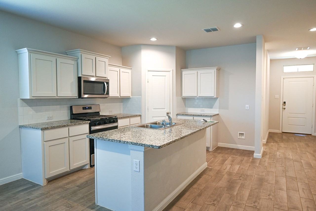 121 Hollytree Ln - Photo 3 of 13