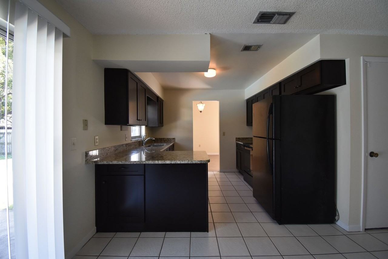 1039 Branchwood Dr - Photo 5 of 17