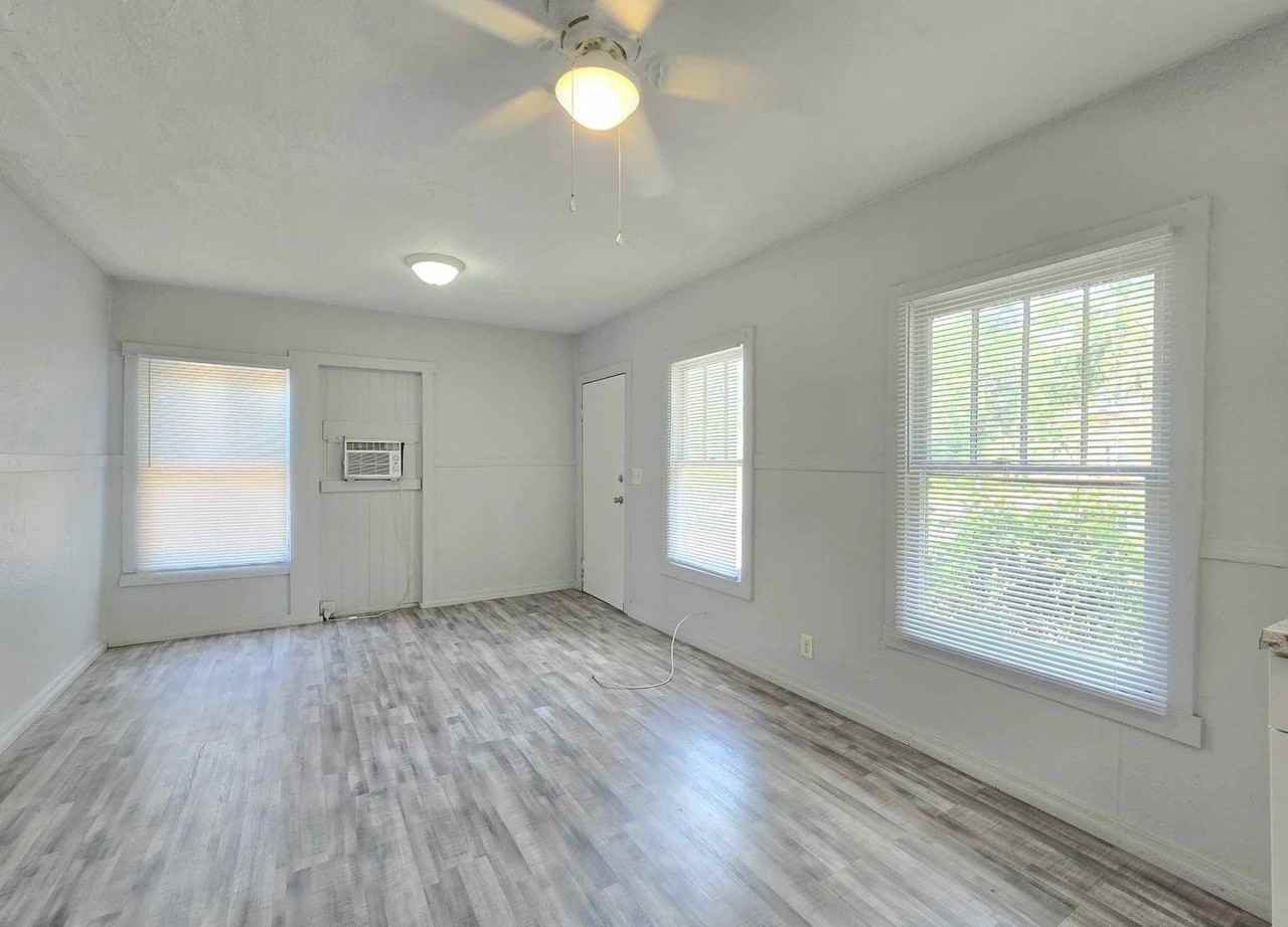 2223 Everett St - Photo 3 of 12