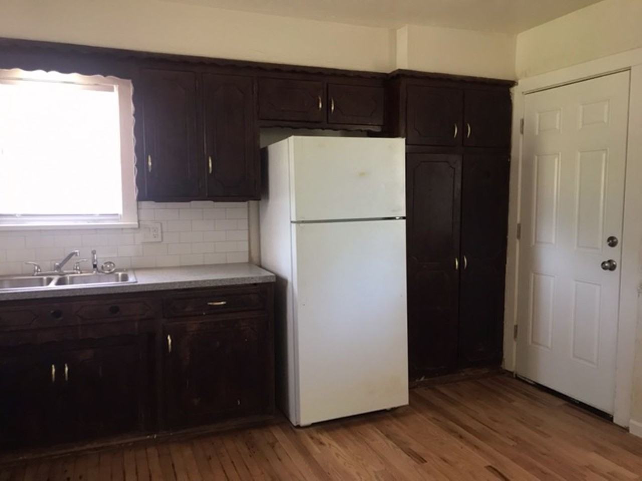 1813 Nw 28th St - Photo 3 of 12