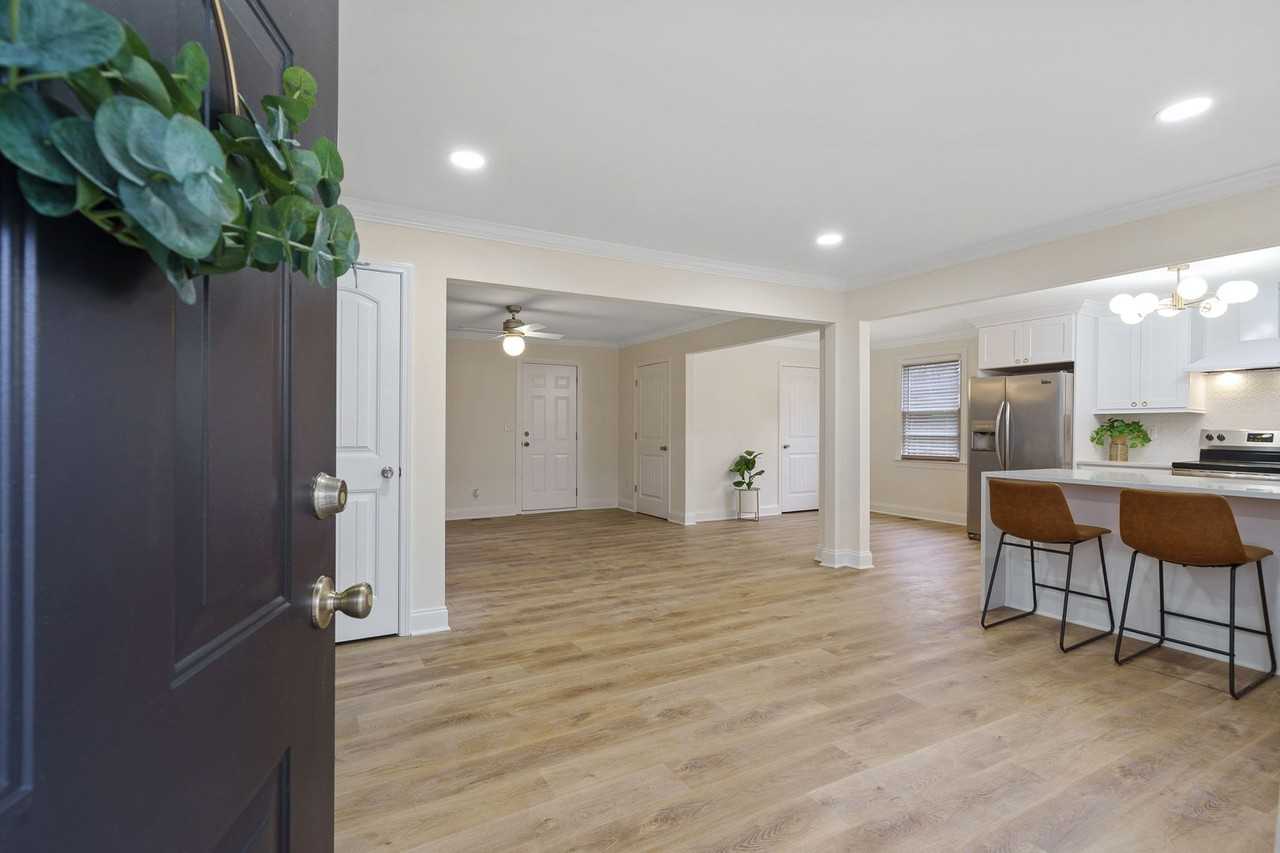 105 Jasmine Dr - Photo 3 of 36