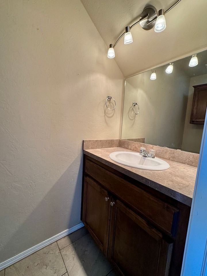 1301 Southwest Washington Avenue - Photo 6 of 8